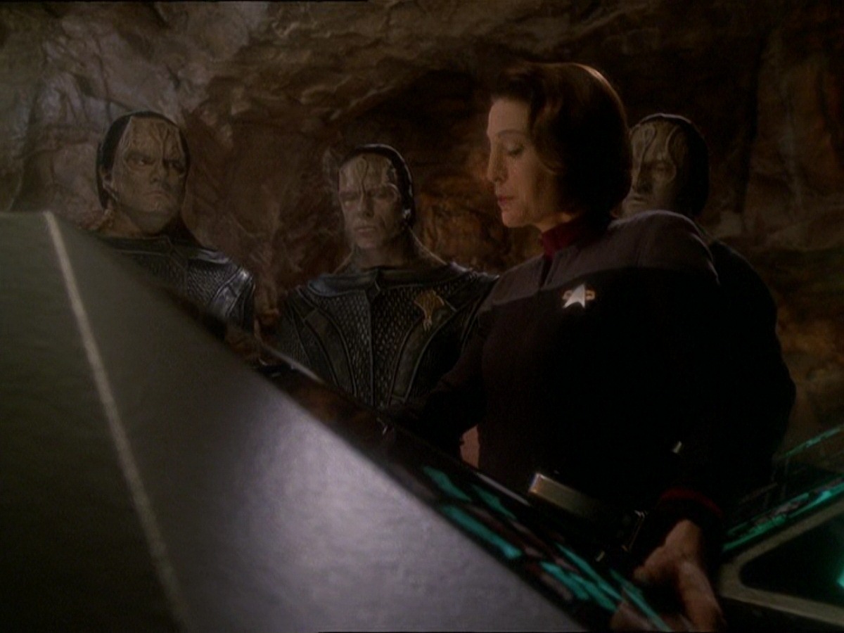 extant_StarTrek_DS9_7x22-TackingIntoTheWind_0026.jpg