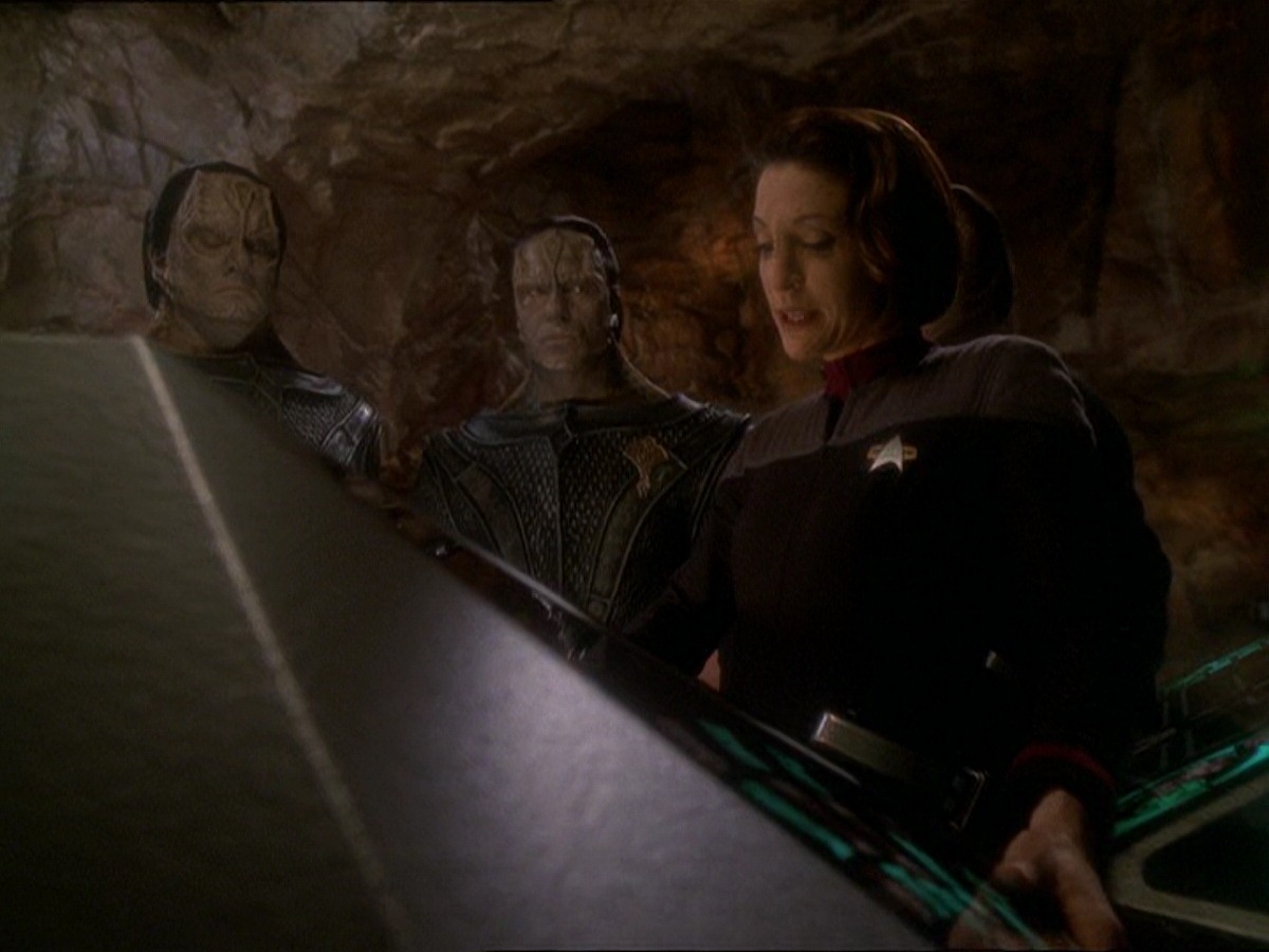 extant_StarTrek_DS9_7x22-TackingIntoTheWind_0027.jpg