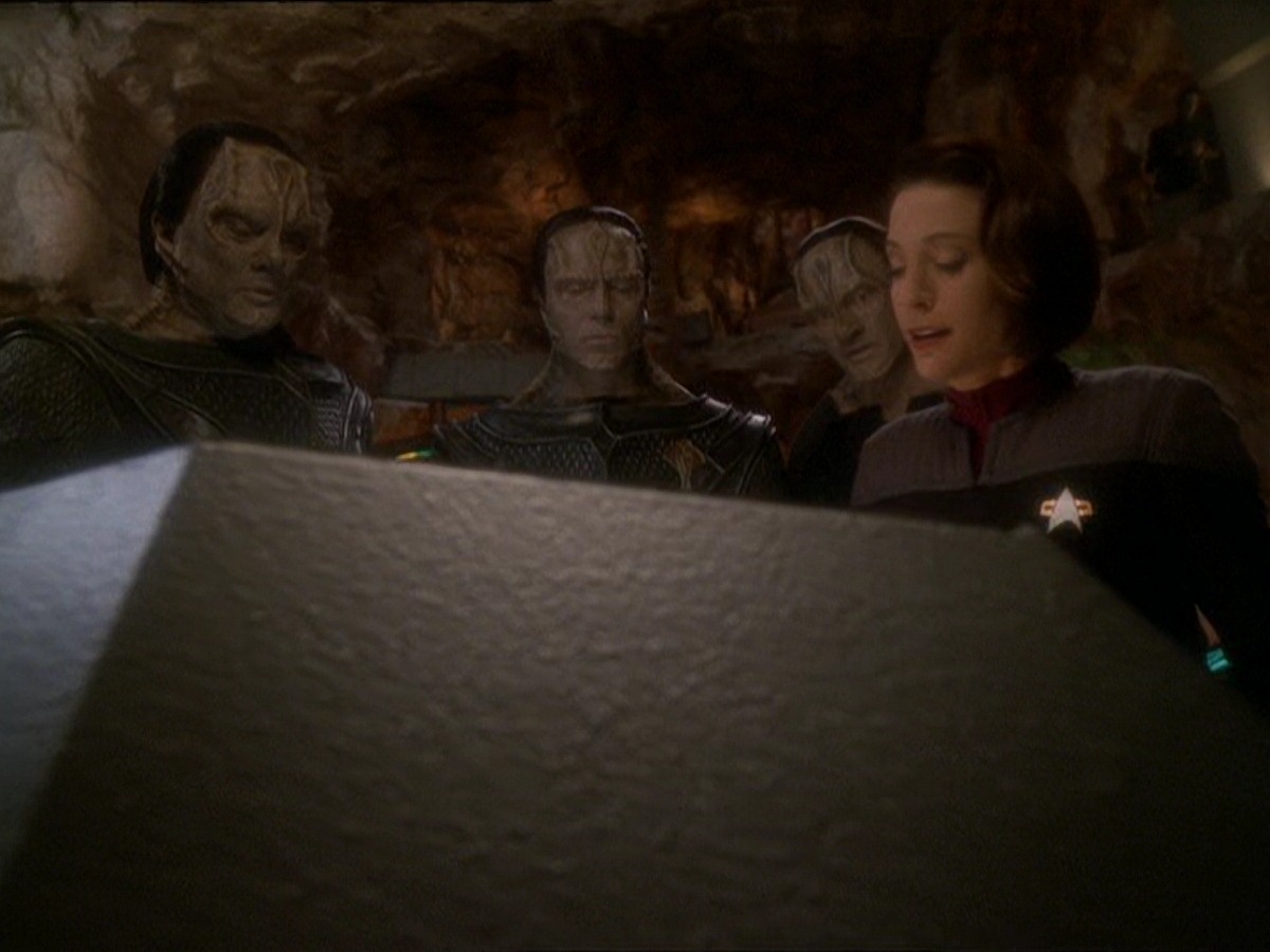 extant_StarTrek_DS9_7x22-TackingIntoTheWind_0034.jpg