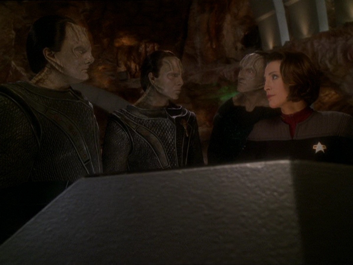 extant_StarTrek_DS9_7x22-TackingIntoTheWind_0041.jpg