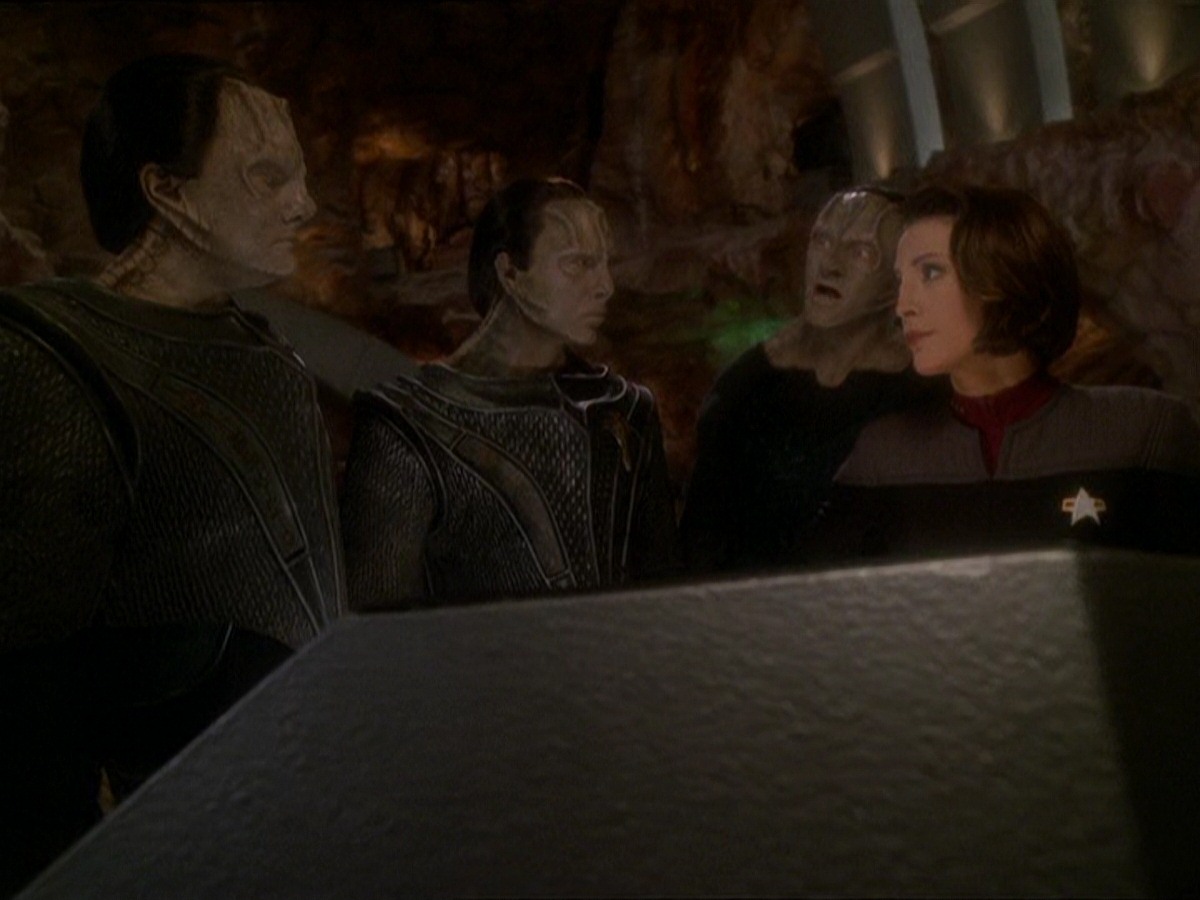 extant_StarTrek_DS9_7x22-TackingIntoTheWind_0042.jpg
