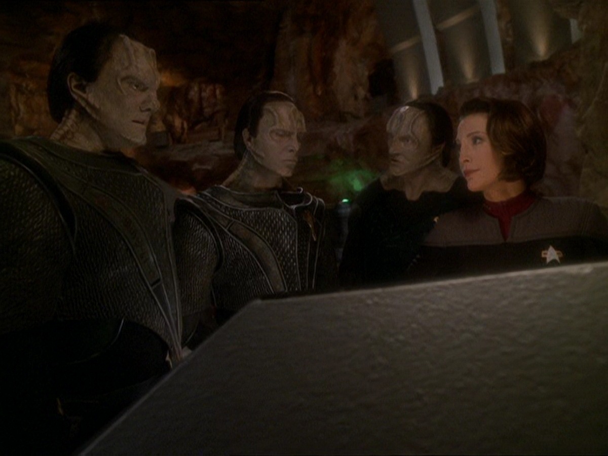 extant_StarTrek_DS9_7x22-TackingIntoTheWind_0044.jpg