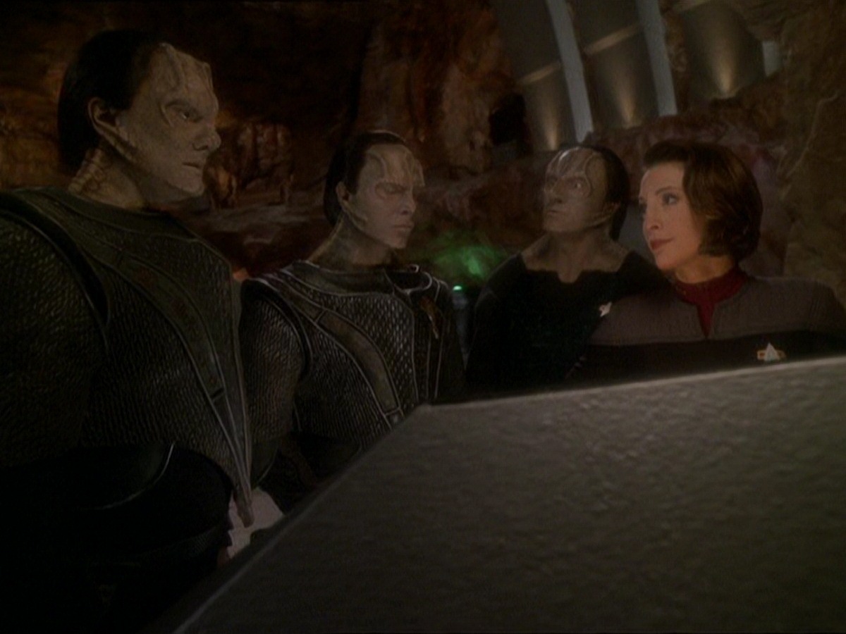 extant_StarTrek_DS9_7x22-TackingIntoTheWind_0045.jpg