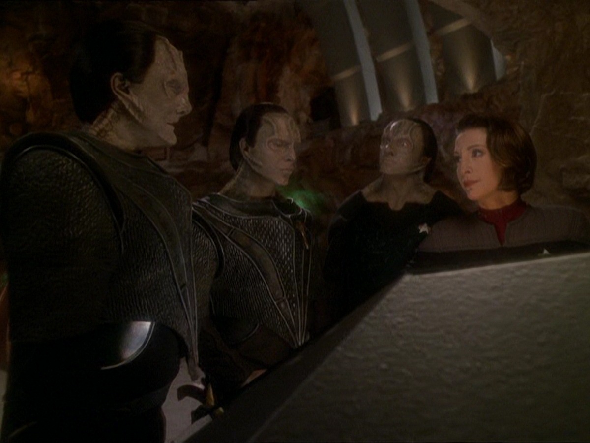 extant_StarTrek_DS9_7x22-TackingIntoTheWind_0047.jpg