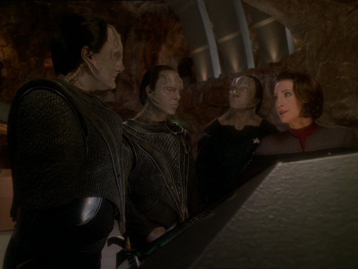 extant_StarTrek_DS9_7x22-TackingIntoTheWind_0048.jpg