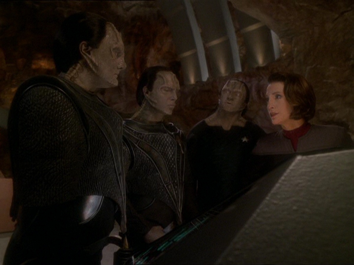 extant_StarTrek_DS9_7x22-TackingIntoTheWind_0049.jpg