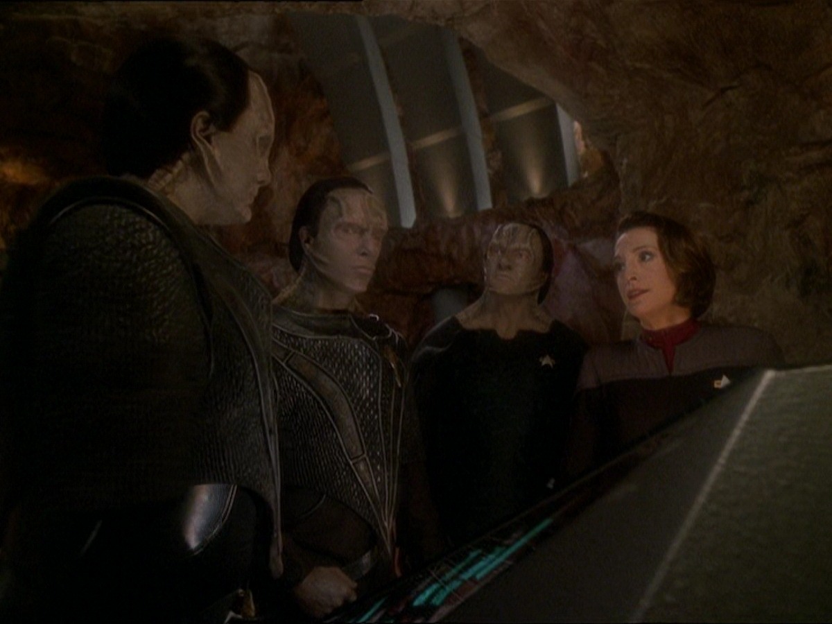 extant_StarTrek_DS9_7x22-TackingIntoTheWind_0074.jpg