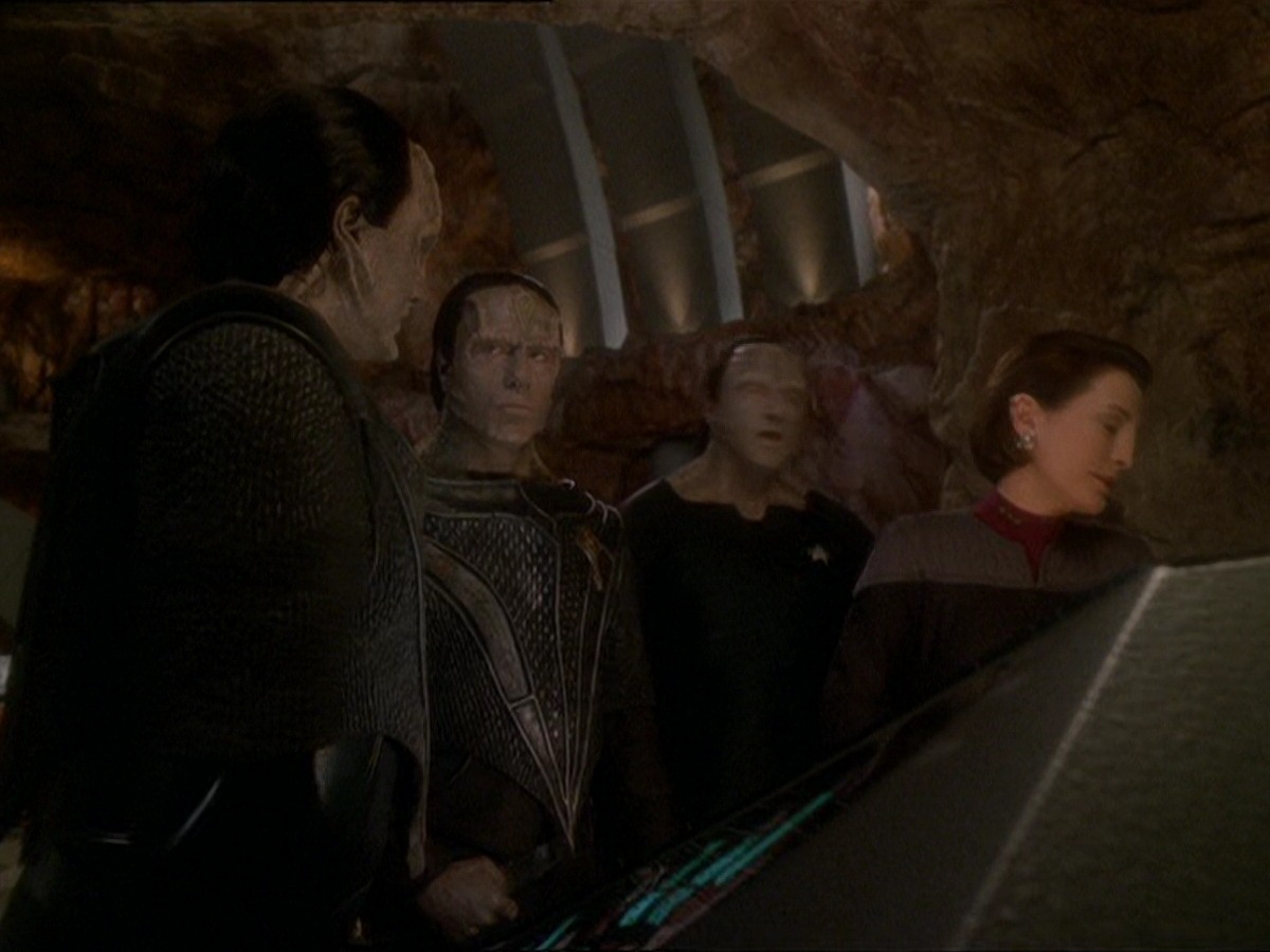 extant_StarTrek_DS9_7x22-TackingIntoTheWind_0076.jpg