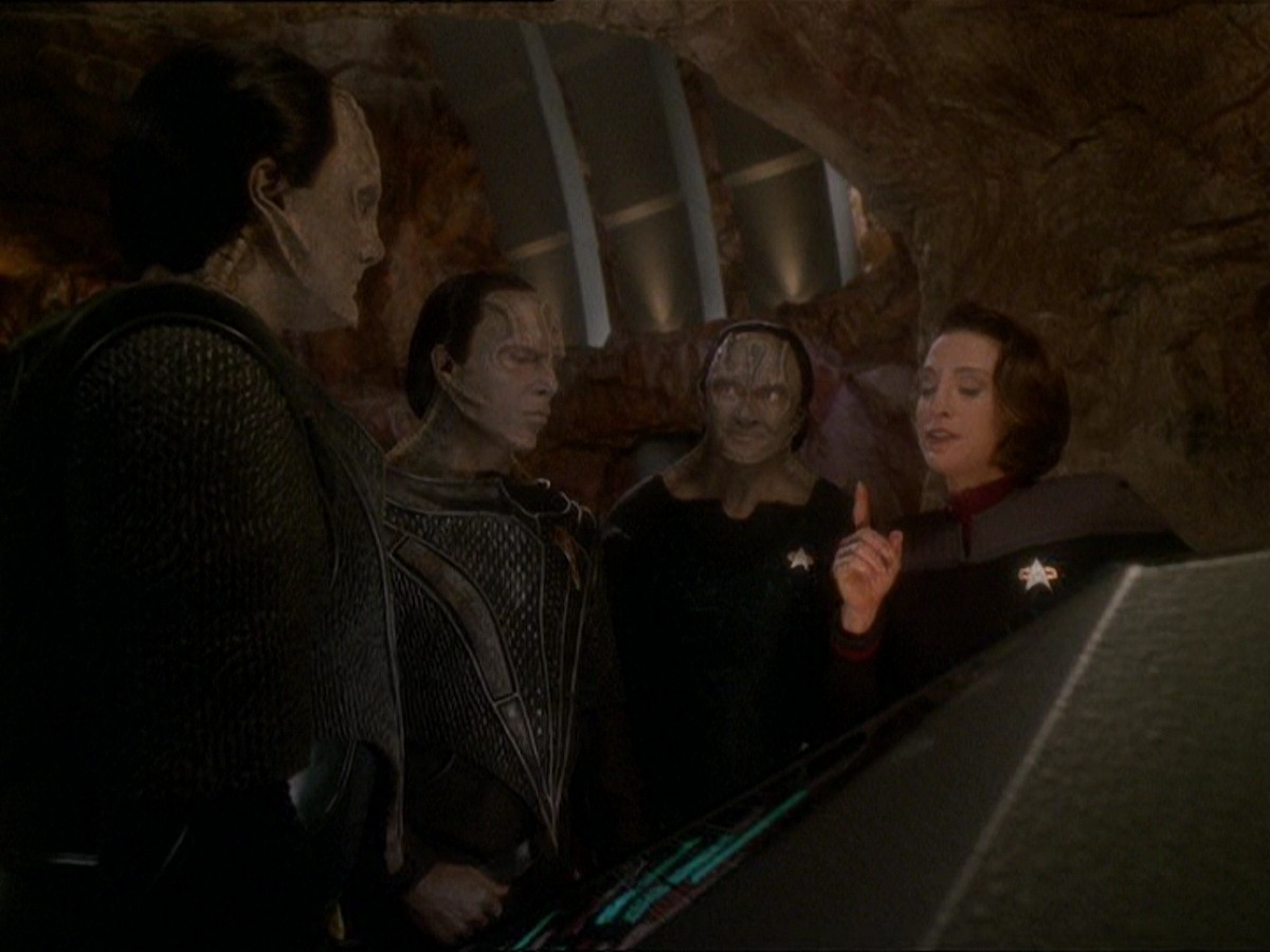 extant_StarTrek_DS9_7x22-TackingIntoTheWind_0081.jpg