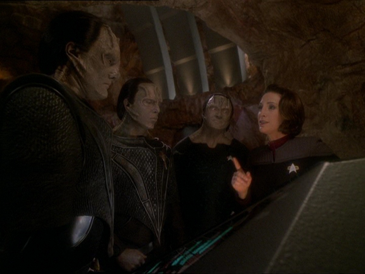 extant_StarTrek_DS9_7x22-TackingIntoTheWind_0083.jpg