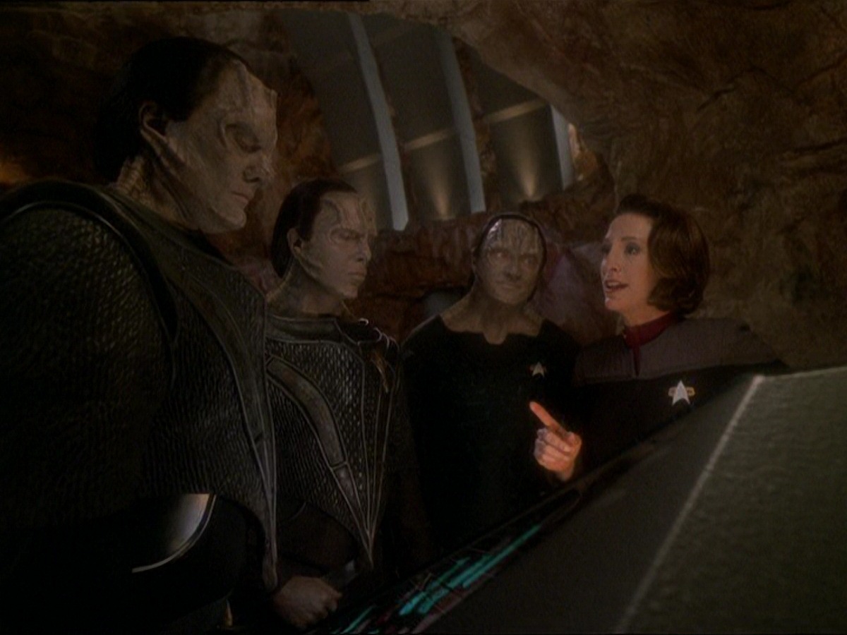 extant_StarTrek_DS9_7x22-TackingIntoTheWind_0084.jpg