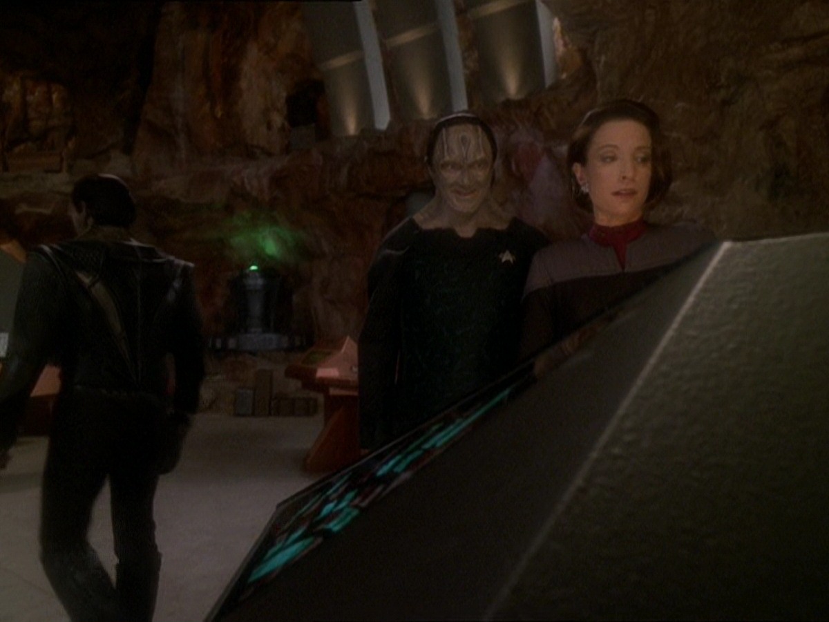 extant_StarTrek_DS9_7x22-TackingIntoTheWind_0136.jpg