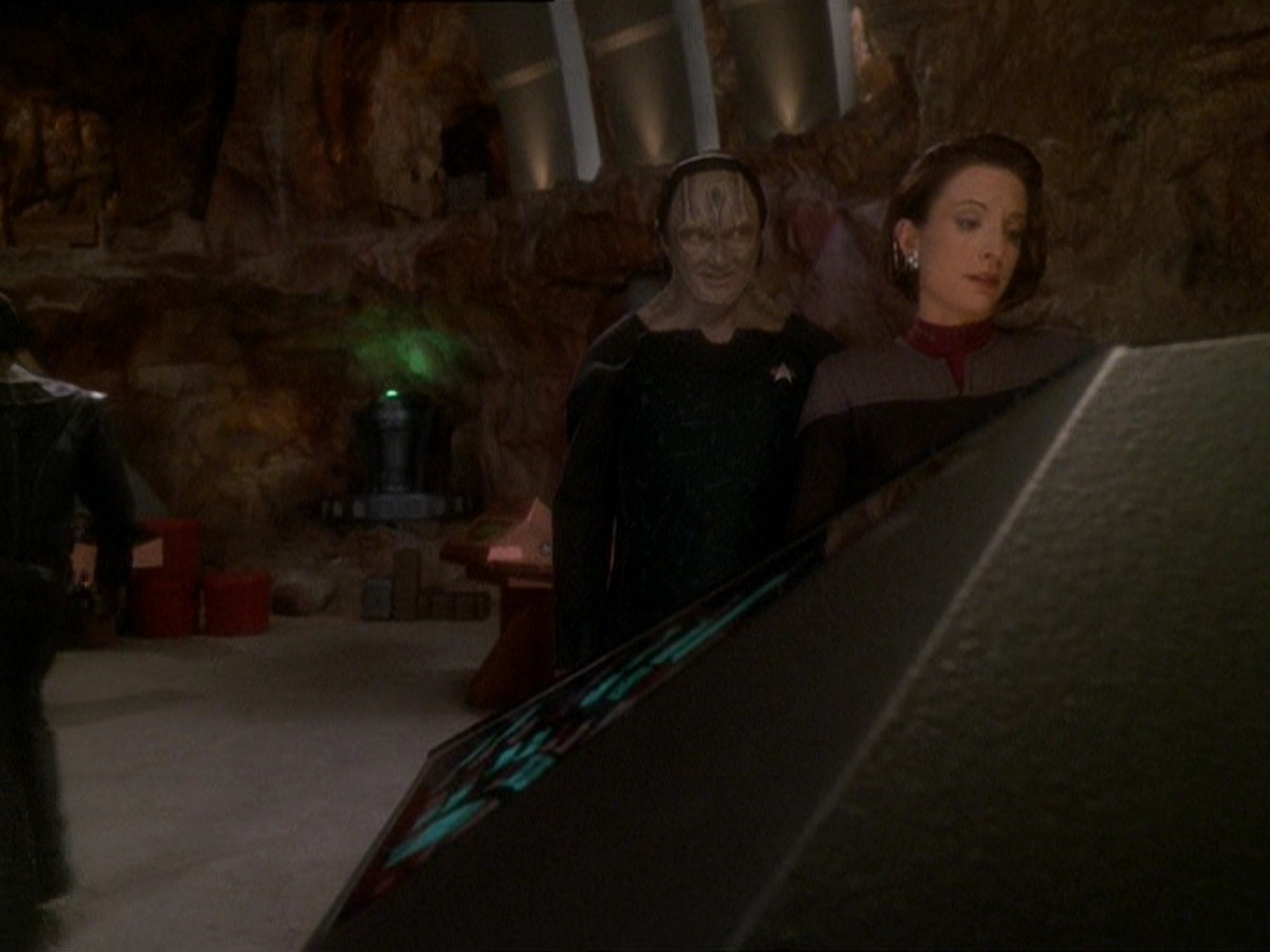 extant_StarTrek_DS9_7x22-TackingIntoTheWind_0137.jpg