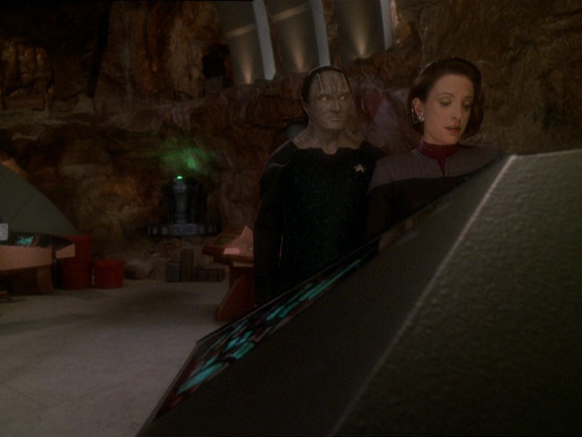 extant_StarTrek_DS9_7x22-TackingIntoTheWind_0138.jpg