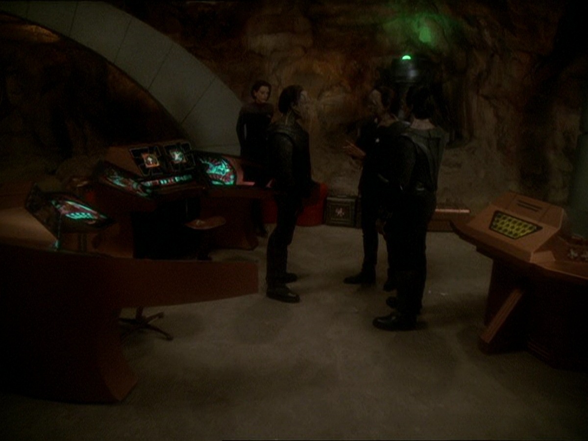 extant_StarTrek_DS9_7x22-TackingIntoTheWind_1160.jpg