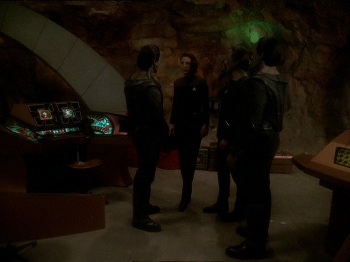 extant_StarTrek_DS9_7x22-TackingIntoTheWind_1165.jpg