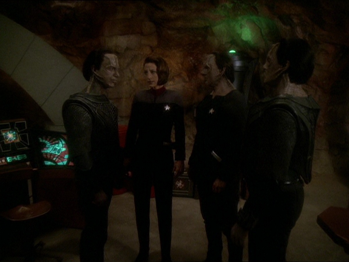 extant_StarTrek_DS9_7x22-TackingIntoTheWind_1169.jpg