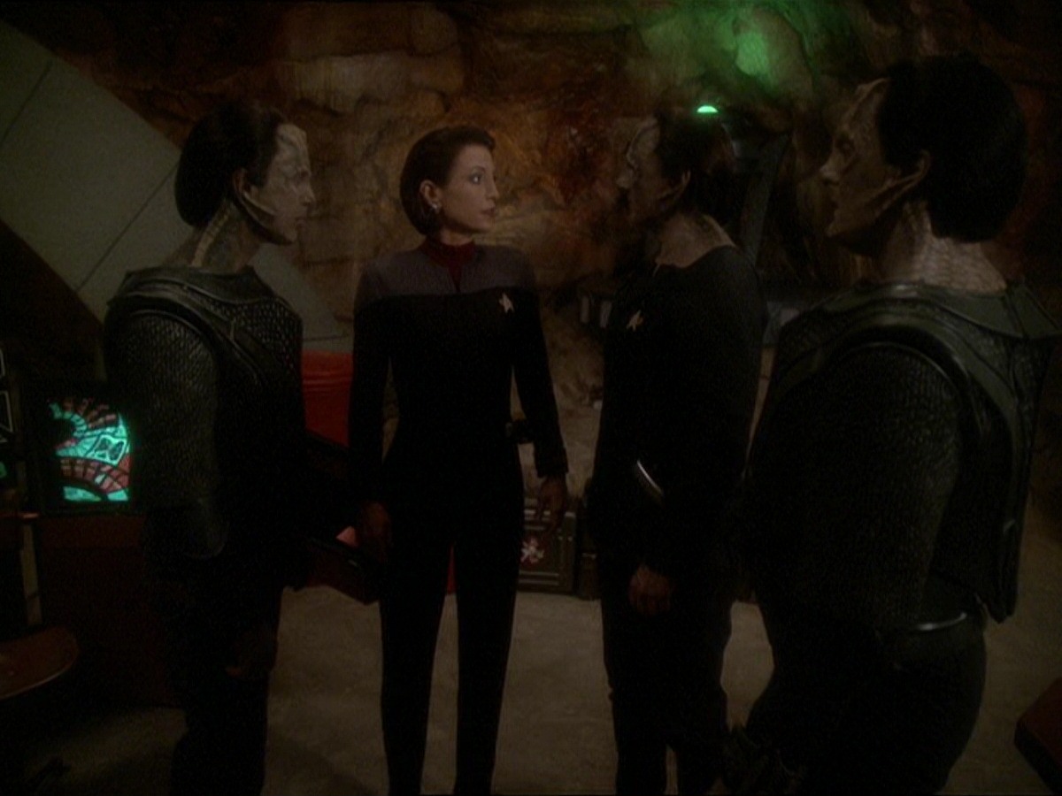 extant_StarTrek_DS9_7x22-TackingIntoTheWind_1186.jpg