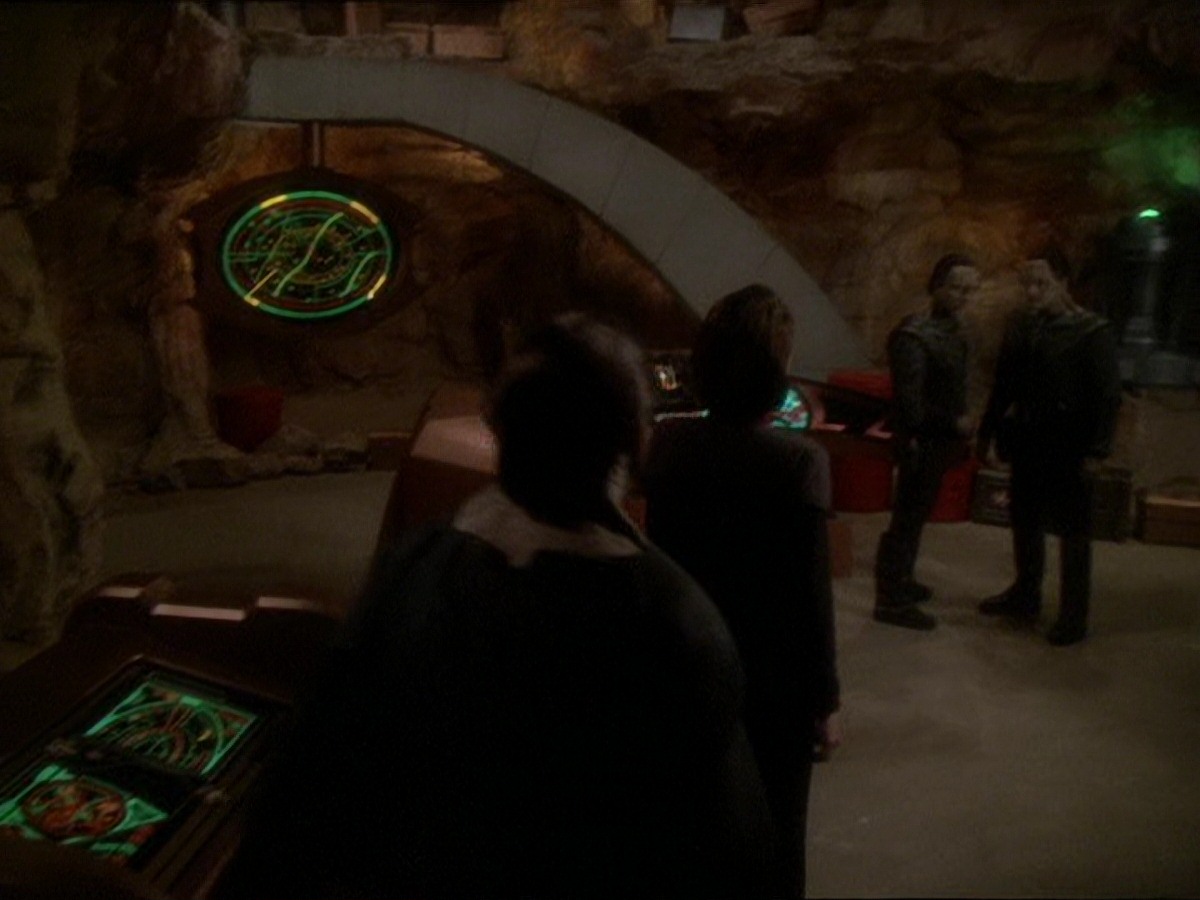 extant_StarTrek_DS9_7x22-TackingIntoTheWind_1336.jpg