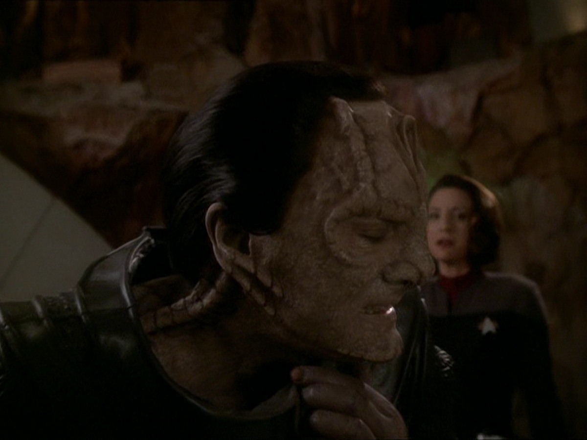 extant_StarTrek_DS9_7x22-TackingIntoTheWind_1646.jpg