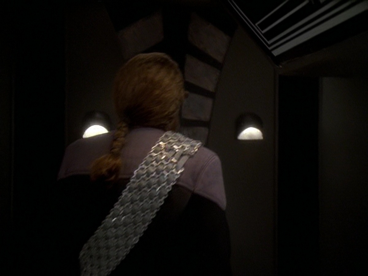 extant_StarTrek_DS9_7x22-TackingIntoTheWind_1772.jpg
