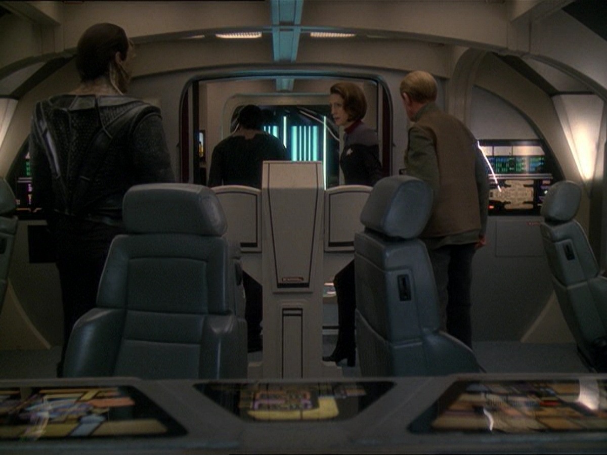 extant_StarTrek_DS9_7x22-TackingIntoTheWind_2124.jpg