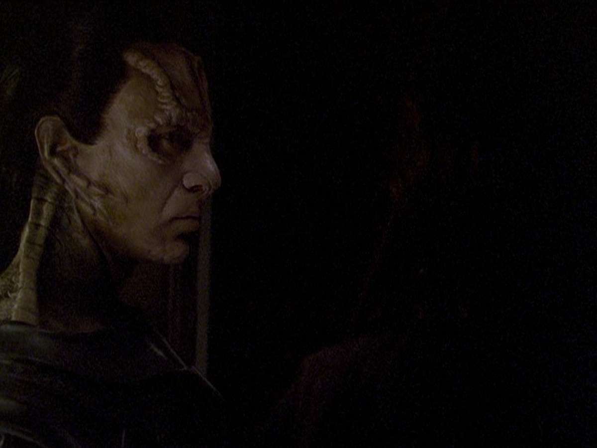 extant_StarTrek_DS9_7x22-TackingIntoTheWind_2396.jpg