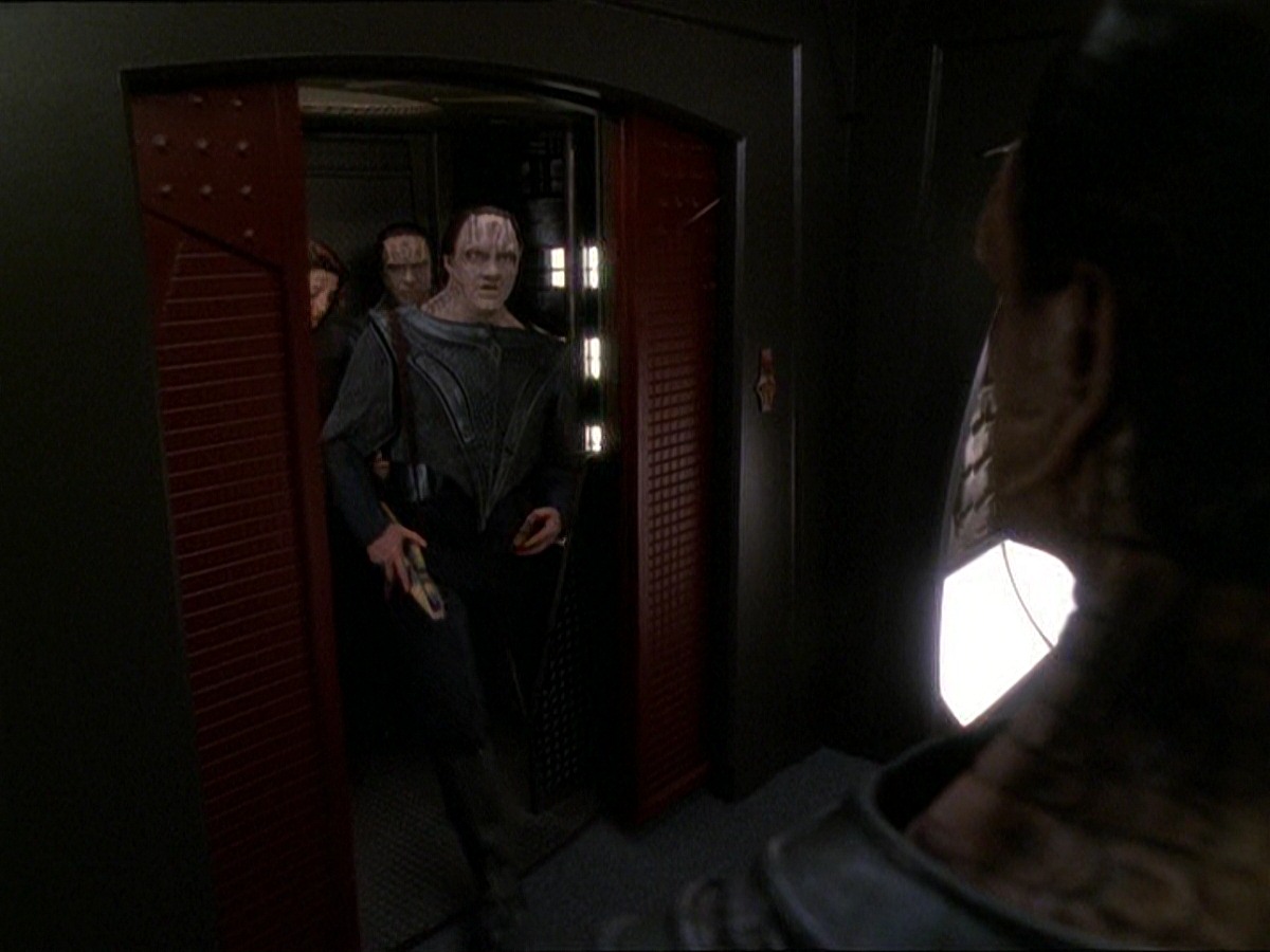 extant_StarTrek_DS9_7x22-TackingIntoTheWind_2403.jpg