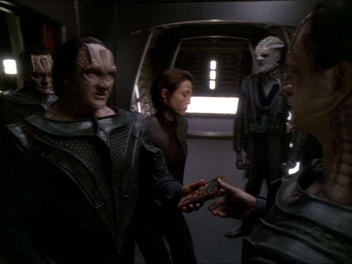 extant_StarTrek_DS9_7x22-TackingIntoTheWind_2406.jpg