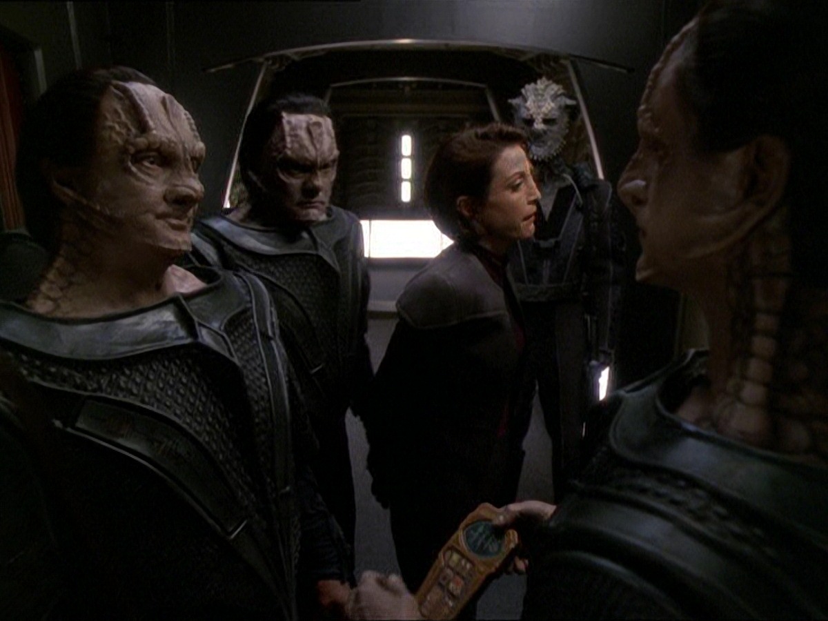 extant_StarTrek_DS9_7x22-TackingIntoTheWind_2408.jpg