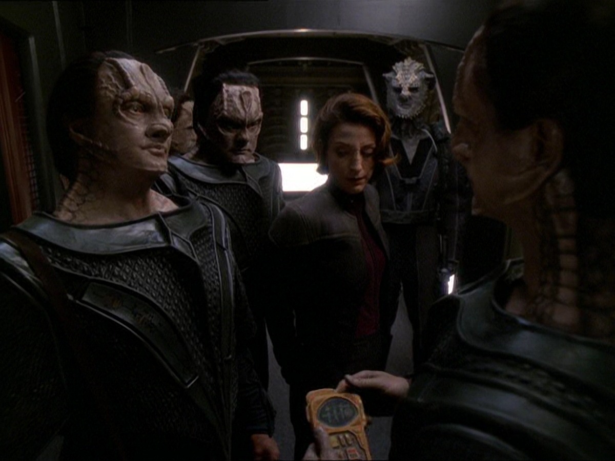 extant_StarTrek_DS9_7x22-TackingIntoTheWind_2409.jpg
