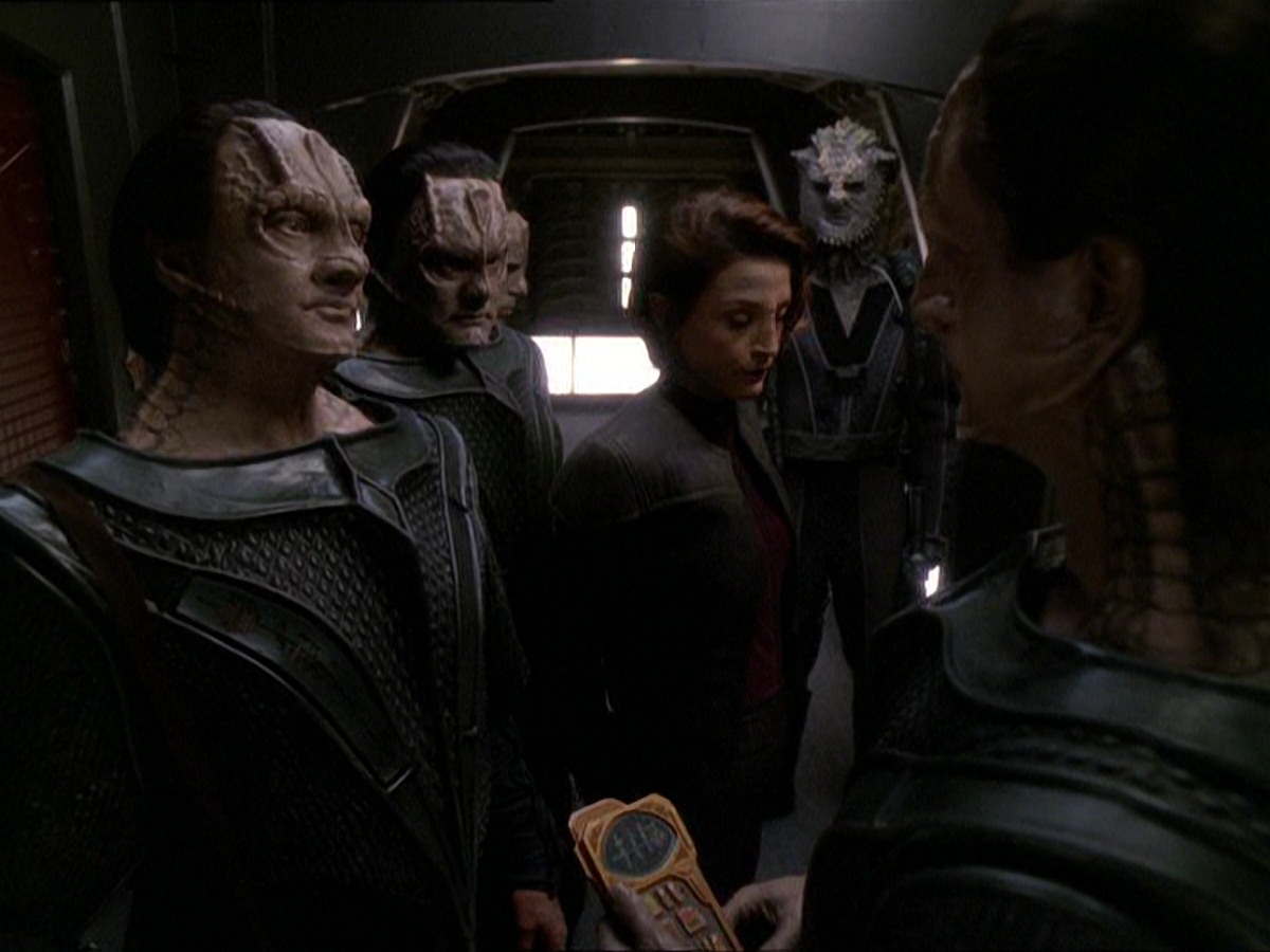 extant_StarTrek_DS9_7x22-TackingIntoTheWind_2410.jpg