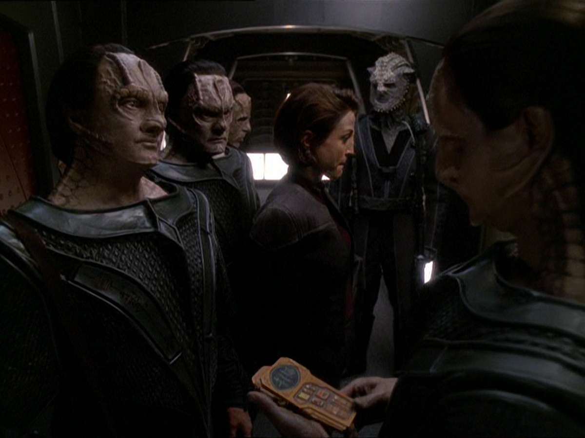 extant_StarTrek_DS9_7x22-TackingIntoTheWind_2412.jpg