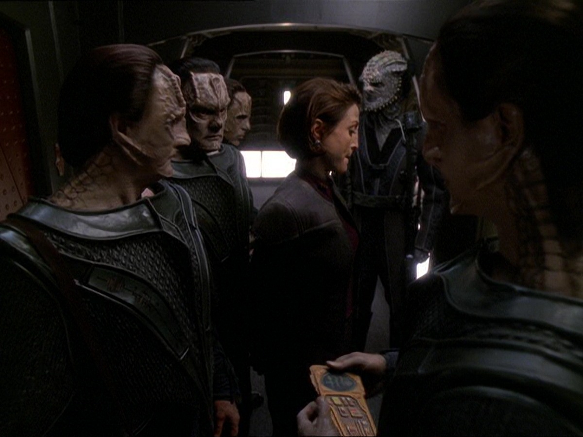extant_StarTrek_DS9_7x22-TackingIntoTheWind_2416.jpg