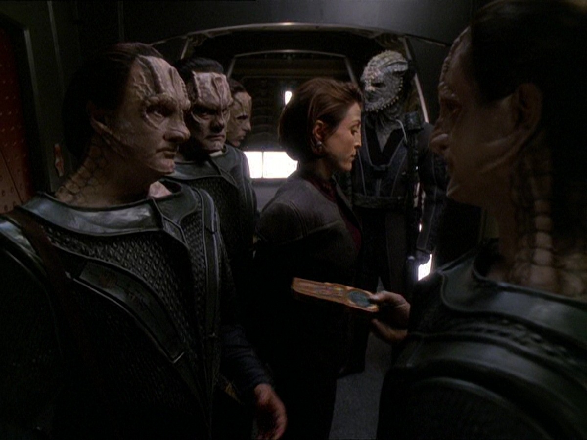 extant_StarTrek_DS9_7x22-TackingIntoTheWind_2417.jpg