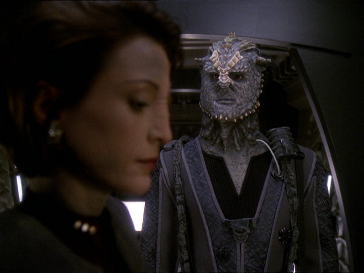 extant_StarTrek_DS9_7x22-TackingIntoTheWind_2431.jpg