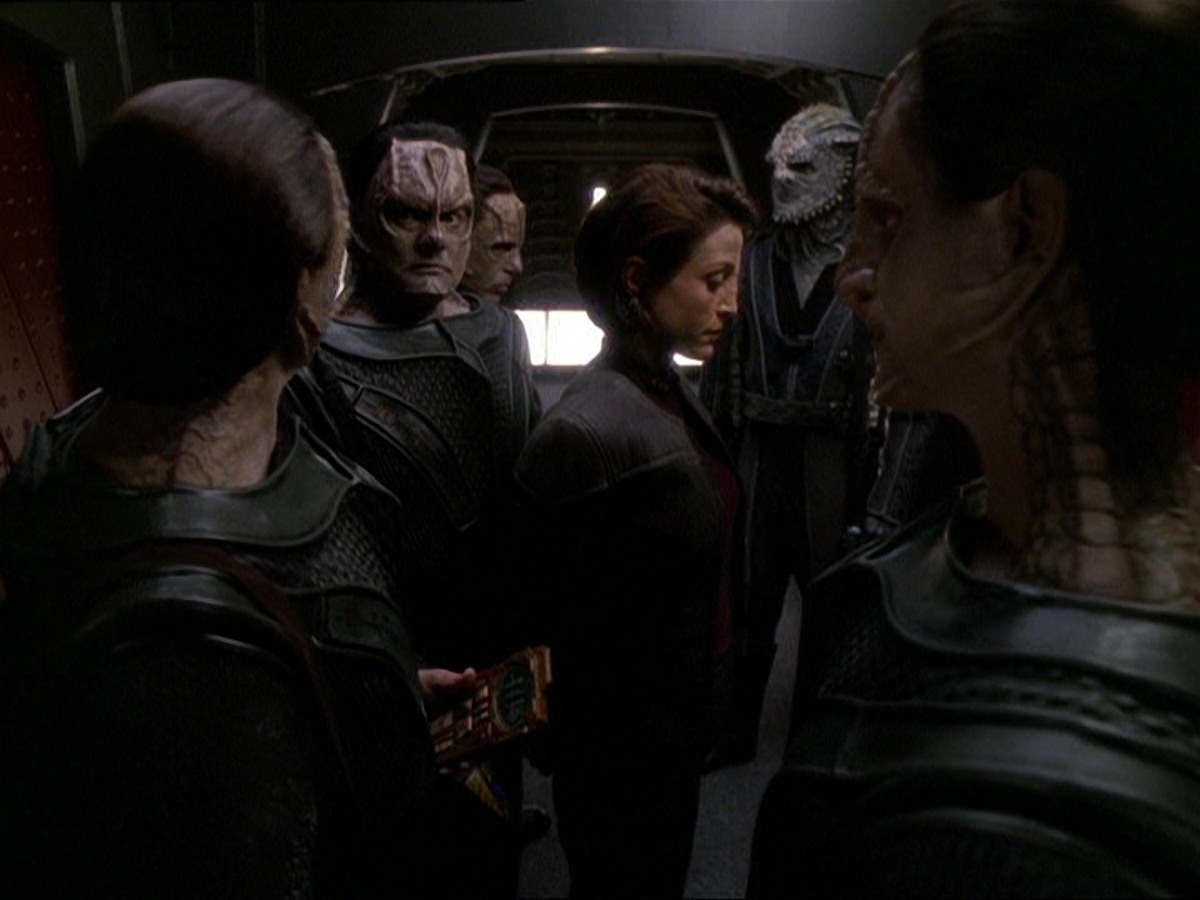 extant_StarTrek_DS9_7x22-TackingIntoTheWind_2440.jpg