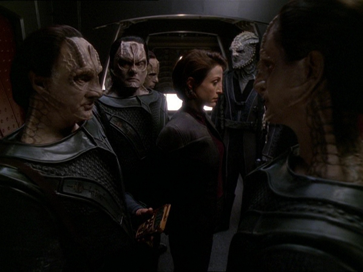 extant_StarTrek_DS9_7x22-TackingIntoTheWind_2441.jpg