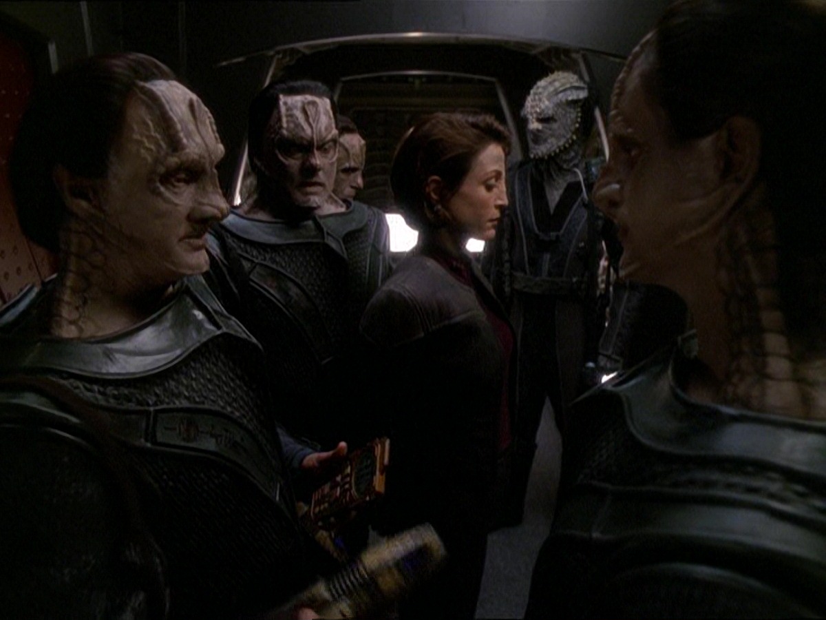 extant_StarTrek_DS9_7x22-TackingIntoTheWind_2443.jpg