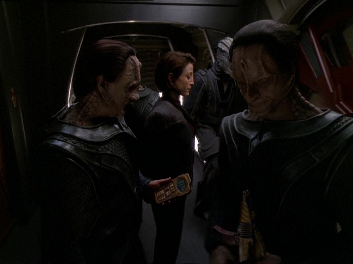 extant_StarTrek_DS9_7x22-TackingIntoTheWind_2447.jpg