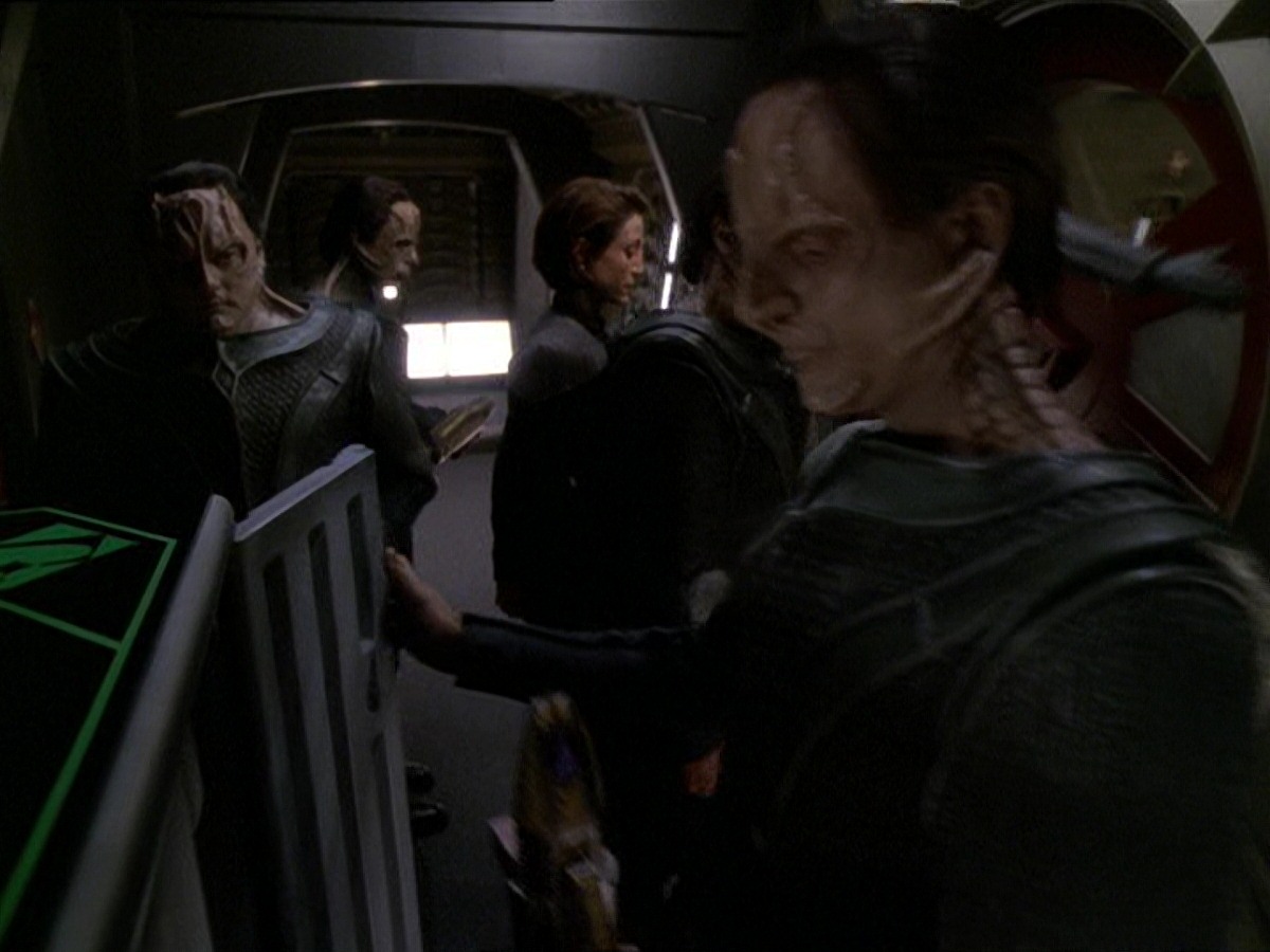 extant_StarTrek_DS9_7x22-TackingIntoTheWind_2449.jpg