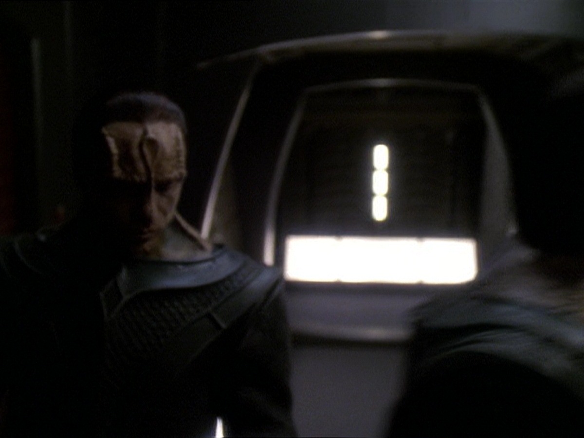 extant_StarTrek_DS9_7x22-TackingIntoTheWind_2455.jpg
