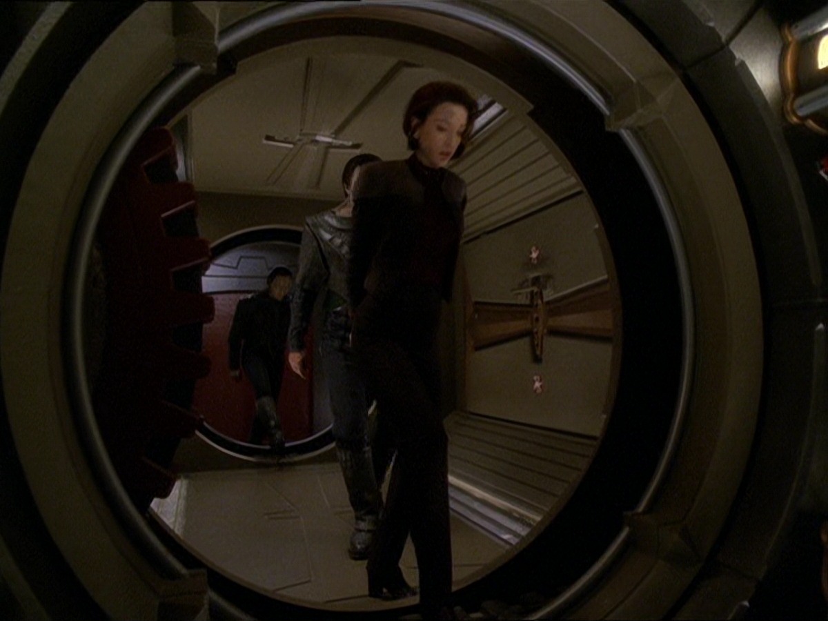 extant_StarTrek_DS9_7x22-TackingIntoTheWind_2478.jpg