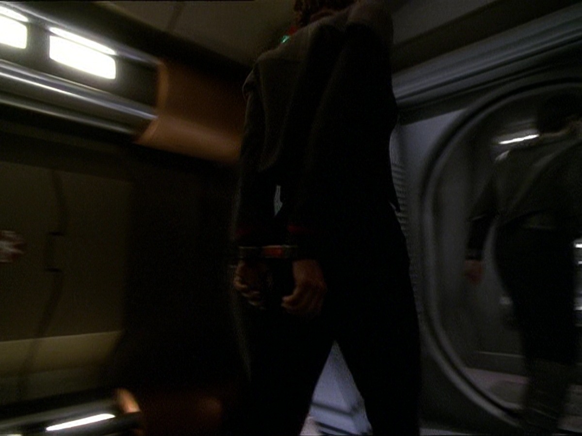 extant_StarTrek_DS9_7x22-TackingIntoTheWind_2482.jpg