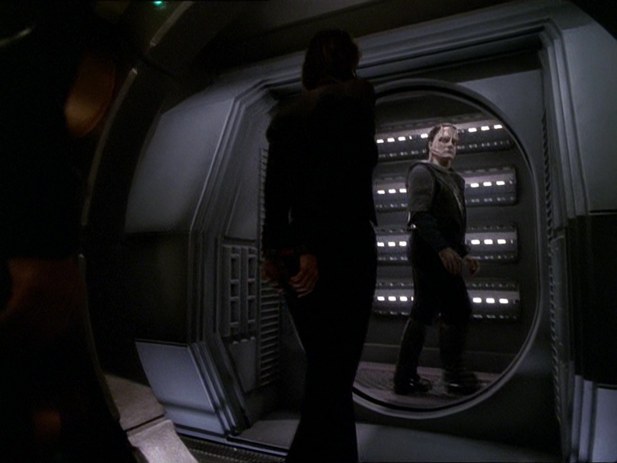 extant_StarTrek_DS9_7x22-TackingIntoTheWind_2483.jpg