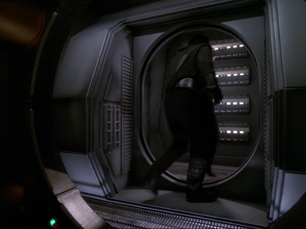 extant_StarTrek_DS9_7x22-TackingIntoTheWind_2486.jpg