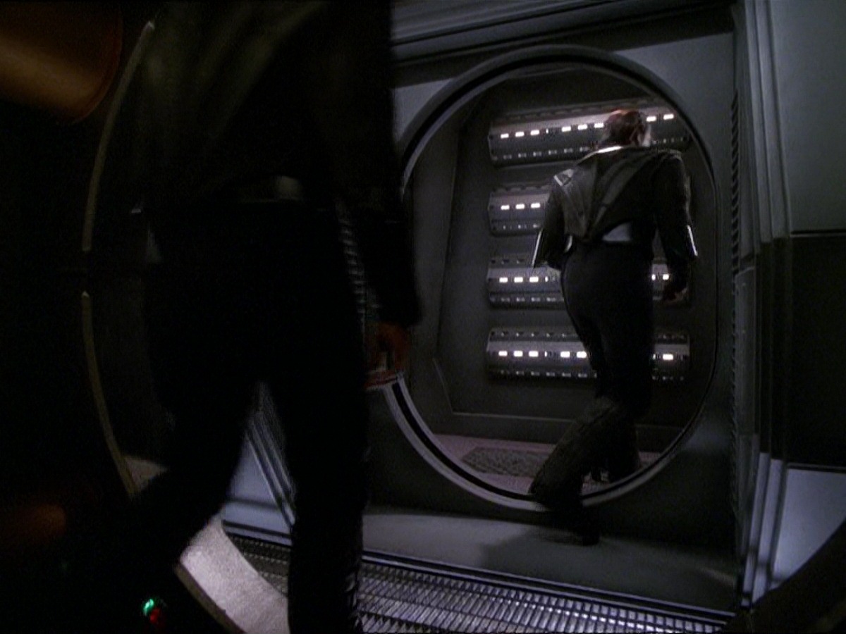 extant_StarTrek_DS9_7x22-TackingIntoTheWind_2487.jpg