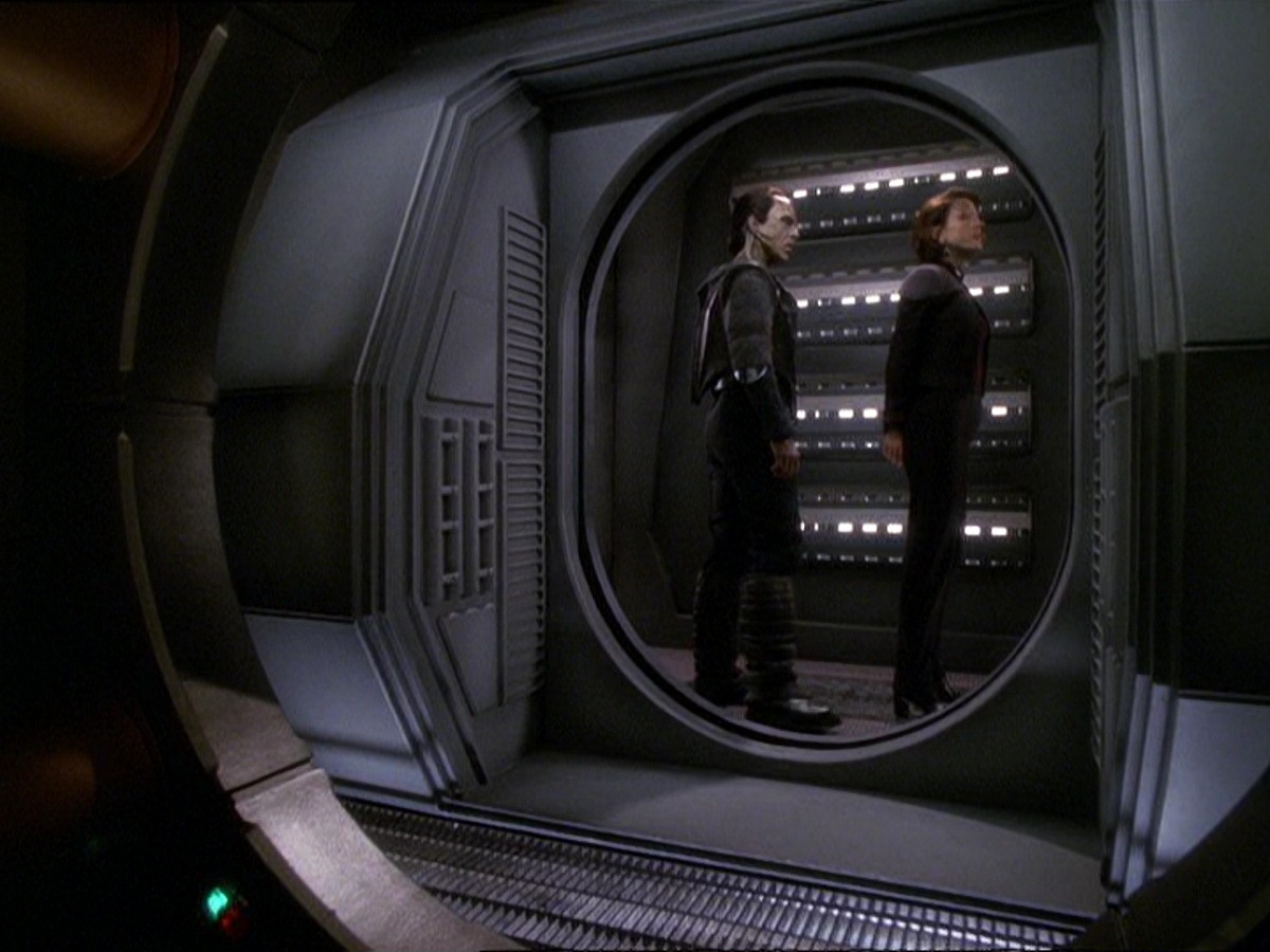 extant_StarTrek_DS9_7x22-TackingIntoTheWind_2492.jpg