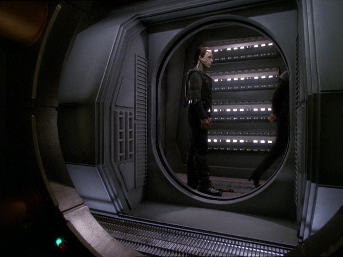 extant_StarTrek_DS9_7x22-TackingIntoTheWind_2496.jpg
