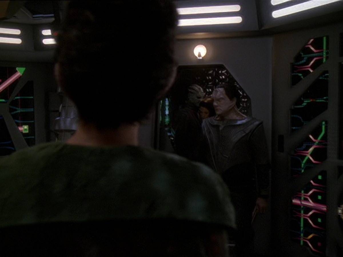 extant_StarTrek_DS9_7x22-TackingIntoTheWind_2519.jpg